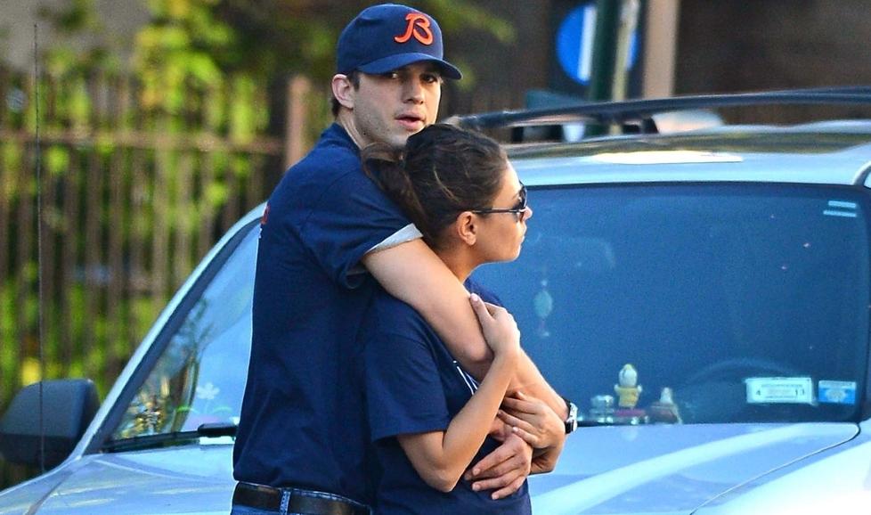 NYTT PAR?: �That 70s Show�-duoen Ashton Kutcher og Mila Kunis dro p� Chicago Bears-kamp i helga med matchende t-skjorter. Foto: Stella pictures