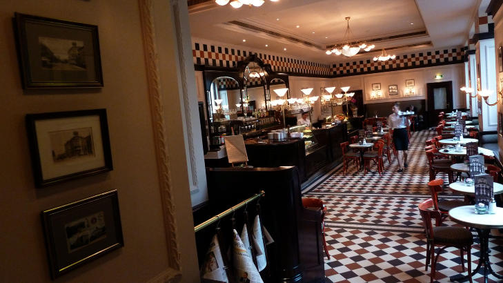 GAMMELT: Interi�ret i Caf� Bristol er s� � si uforandret siden den gangen Edvard Grieg spiste lunsj her. Foto: EIVIND PEDERSEN