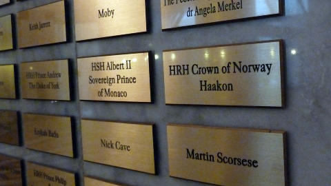 KJENTFOLK: Hotellets �wall of fame� avsl�rer noen av kjendisene som har overnattet p� Le Meridien Bristol i Warszawa. Foto: EIVIND PEDERSEN