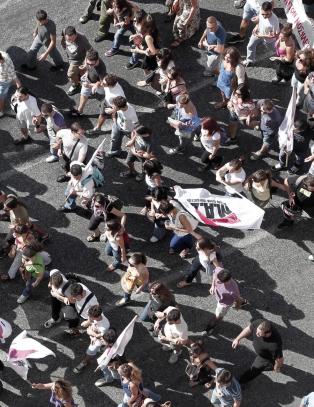 Grekerne la ned jobben i protest mot nye kutt