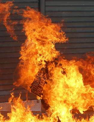 Kaster stein og brannbomber mot politiet