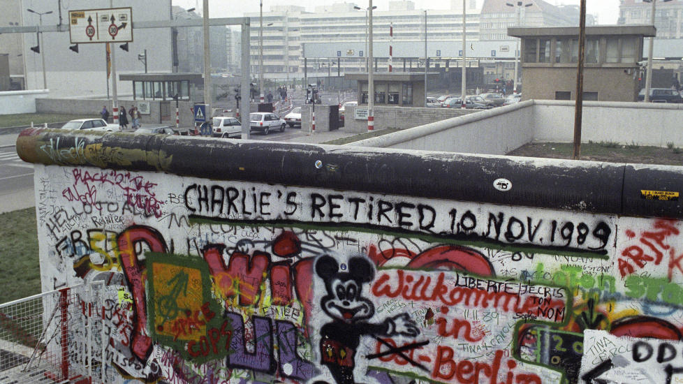 Berlin-muren forsvant etter under 30 �r. Likevel er den sentral i ideen om Europa. N� er det kommet en norskskrevet bok av internasjonalt format om det merkelige sosialistlandet i v�rt eget nabolag. Foto: J�rn H. Moen / SCANPIX