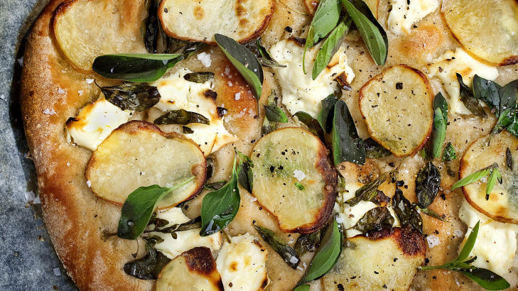 POTETPIZZA: Det høres kanskje rart ut for oss, men i pizzahovedstaden Napoli er dette en populær klassiker, og sammen med kremost, friske urter og olivenolje setter de tynne, råstekte potetskivene nydelig smak på fredagspizzaen. Foto: METTE MØLLER POTETPIZZA: Det høres kanskje rart ut for oss, men i pizzahovedstaden Napoli er dette en populær klassiker, og sammen med kremost, friske urter og olivenolje setter de tynne, råstekte potetskivene nydelig smak på fredagspizzaen. Foto: METTE MØLLER