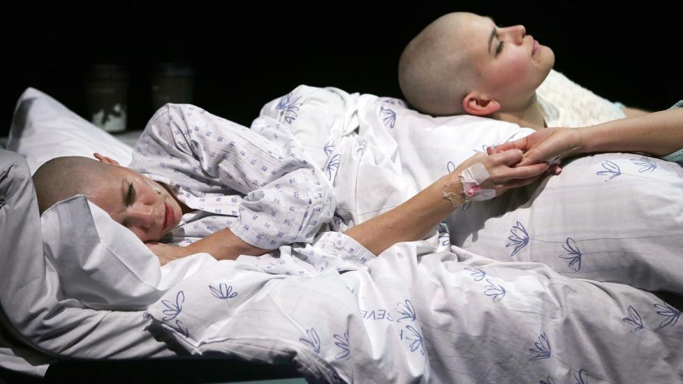 KREFT OG KREFTER: Den unge l�reren Thea (Britt-Synn�ve Johansen) og 17-�ringen Mia (Madeleine F. R�seth) m�ter sine kreftdiagnoser p� ulikt sett. Foto: Grethe Nygaard, Haugesund Teater