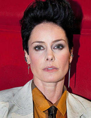 Her sitter Aqua-Lene i mentorstolen uten truse