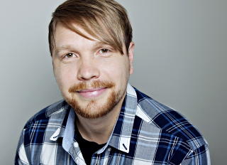 ROBERT LIE: Dagbladets vinekspert Robert Lie (31) jobber som daglig leder og vinansvarlig ved Grefsenkollen restaurant i Oslo. Han er kåret til Norges beste sommelier (vinkelner) fire ganger, en gang Nordens beste og har som eneste nordmann vunnet et europeisk mesterskap for sommelierer. Lie, som er utdannet servitør og sommelier, har også en EM-tittel i restaurantfag. Han har tidligere vært vinansvarlig på Bagatelle, Oscarsgate og Statholdergaarden. Foto: NINA HANSEN ROBERT LIE: Dagbladets vinekspert Robert Lie (31) jobber som daglig leder og vinansvarlig ved Grefsenkollen restaurant i Oslo. Han er kåret til Norges beste sommelier (vinkelner) fire ganger, en gang Nordens beste og har som eneste nordmann vunnet et europeisk mesterskap for sommelierer. Lie, som er utdannet servitør og sommelier, har også en EM-tittel i restaurantfag. Han har tidligere vært vinansvarlig på Bagatelle, Oscarsgate og Statholdergaarden. Foto: NINA HANSEN