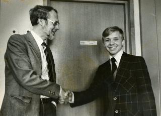 Dr�mmedag: P� bes�k hos dav�rende kirke- og undervisningsminister Tore Austad, tidlig p� 80-tallet. (Foto: Privat)