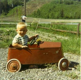 Sj�f�r:  - Jeg pr�vde � ta lappen i fjor, men det gikk d�rlig. Men da jeg var 3, kj�rte jeg bil, sier Brede B�e. (Foto: Privat)