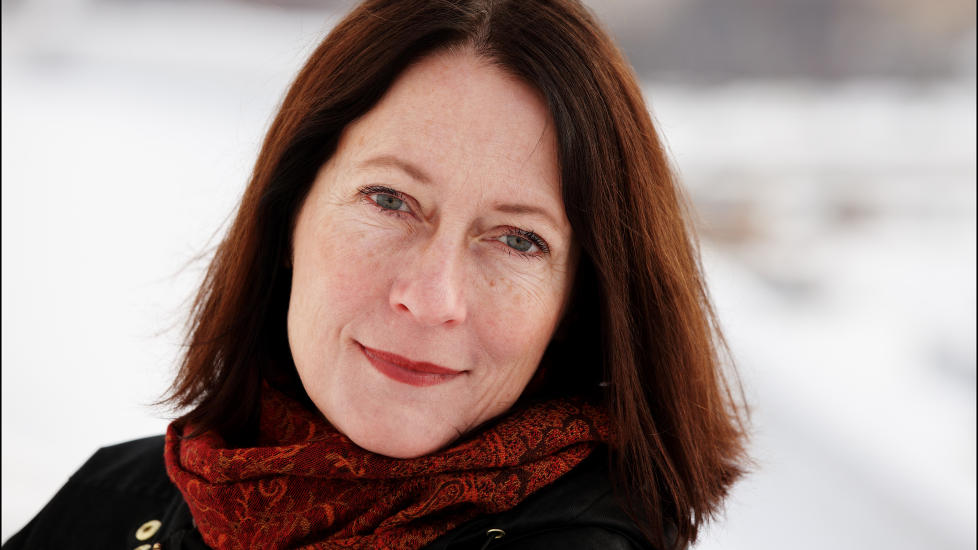 R�NNAUG KLEIVA er modig, blant annet fordi hun sier ting som; �Alle st�r vi p� kanten av grava. Om nokon kyssa meg, ville det lukte innestengt soverom,� skriver v�r anmelder.