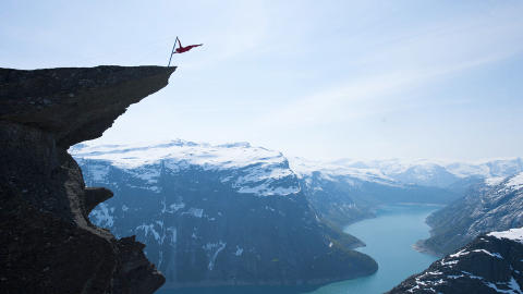 TUNGT: Eskil �vde seg i halvannet �r p� verandaen hjemme f�r dette stuntet p� Trolltunga. &mdash;Det sier seg selv at det er ganske tungt � st� s�nn rett ut med den lange kroppen min, sier han. Foto: Sindre Lundvold