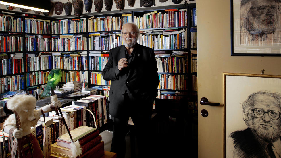 VANSKELIG FARSFORHOLD: Da faren til Jahn Otto Johansen oppdaget Kjell Askildsens mildt erotiske �Heretter f�lger jeg deg helt hjem� blant s�nnens eiendeler, brente han den. Ogs� Askildsen hadde et vanskelig forhold til sin egen far. -For meg er han den st�rste norske n�levende forfatteren, sier Johansen. Foto: Nina Ruud/Dagbladet.