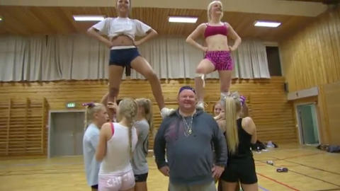 OMSVERMET: I videoen er Arne Per blant annet omsvermet av smekre cheerleader-jenter.