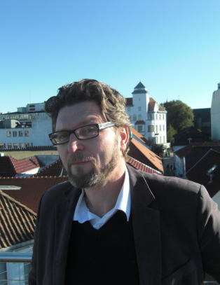 En kj�rlighetssyk 90-�ring tar islendingene med storm