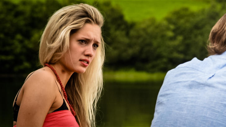 FORELSKET: Elise Str�mberg M�rlie spiller den ene hovedrollen i �Skvis�.