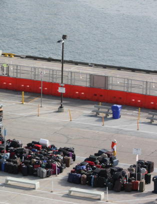 - Hadde lite � by p� av pent t�y, undert�y og badekl�r