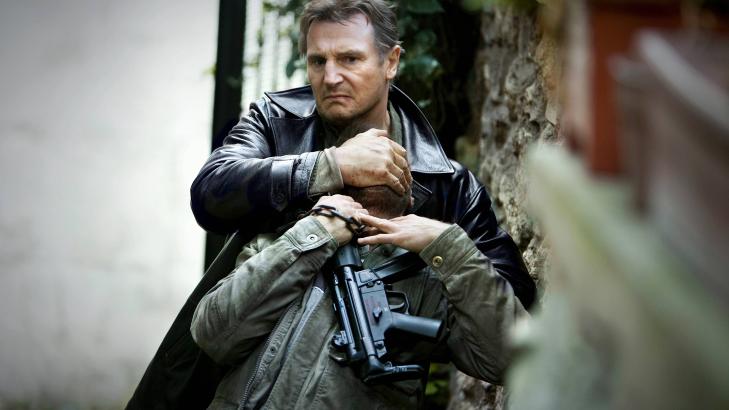 GJ�R DET HAN M�: Liam Neeson med godt grep om en av de mange albanerne han uskadeliggj�r p� sin vei.