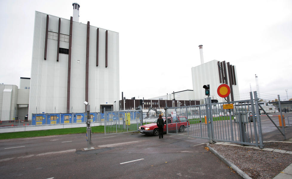 KAN STENGES: Greenpeece mener det er stor ulykkesfare ved svenske atomkraftverk i Sverige og krever at de stenges. Her er det svenske kjernekraftverket Forsmark. Arkivfoto: Fredrik Sandberg / SCANPIX