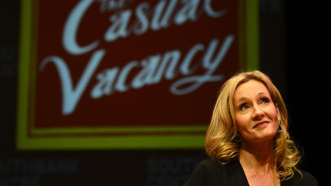 Over til voksne: F�r den f�rste �Harry Potter�-boka kom ut, ble Rowling r�det av forleggeren til � finne seg en l�rerjobb i stedet. N� kommer hennes f�rste roman for voksne, med et f�rsteopplag p� to millioner. Foto: Scanpix