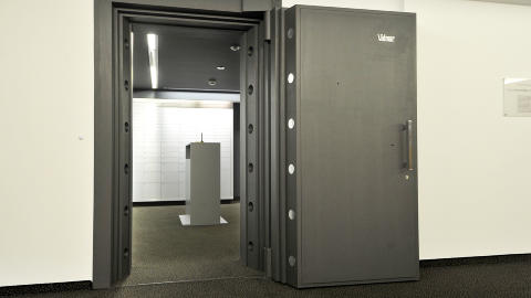 BANKBOKSEN: I en bankboks bak denne seks tonn tunge st�ld�ren, hadde Nerdrum 900 000 dollar i kontanter liggende. Hvelvet er i kjelleren til Raiffeisenbank i den �sterrikske alpebyen Lech. Foto: Hans A Vedlog / Dagbladet