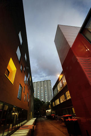 STUDENTARKITEKTUR: Westerdals School of Communication og studenthyblene i siloen er allerede blitt landemerker i det nye Vulkan-omr�det mellom Gr�nerl�kka og Maridalsveien i Oslo. Foto: CHRISTIAN ROTH CHRISTENSEN