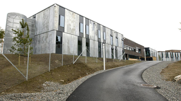 VIL HA MER LIBERALE NARKOTIKAKONTROLLER: Halden fengsel blir omtalt som «drømmefengslet». Nå har så mange som 138 innsatte skrevet under på en klage der de ber om mer liberale narkotikakontroller innad i fengslet. Foto: Heiko Junge / Scanpix VIL HA MER LIBERALE NARKOTIKAKONTROLLER: Halden fengsel blir omtalt som «drømmefengslet». Nå har så mange som 138 innsatte skrevet under på en klage der de ber om mer liberale narkotikakontroller innad i fengslet. Foto: Heiko Junge / Scanpix