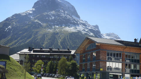 BANKEN I ALPENE: I 1998 opprettet Nerdrum en bankboks i Raiffeisenbank i Lech i de �sterrikske alper. Foto: Hans Arne Vedlog. Foto: Hans A Vedlog / Dagbladet