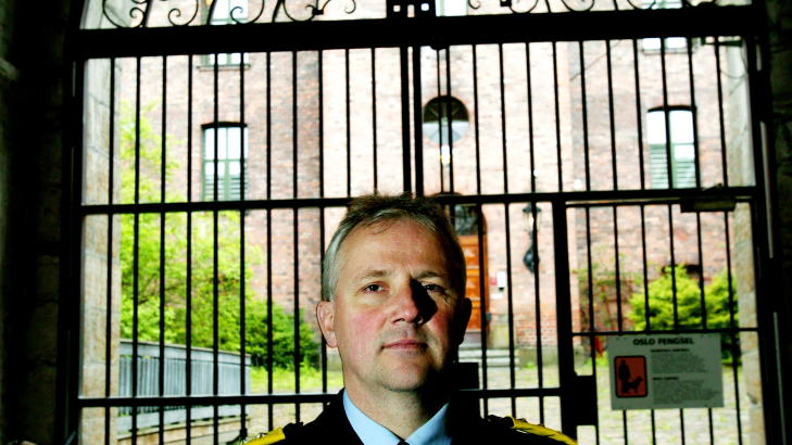 SIKKERHETSMESSIG TILTAK: Are Høidal, fengselsleder i Halden, sier til Dagbladet at forbudet mot sko er et tiltak for å hindre smugling inn i fengslet. Foto:Aleksander Nordahl SIKKERHETSMESSIG TILTAK: Are Høidal, fengselsleder i Halden, sier til Dagbladet at forbudet mot sko er et tiltak for å hindre smugling inn i fengslet. Foto:Aleksander Nordahl