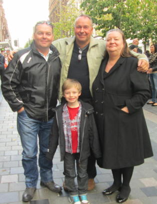 Roger (50) fant familien i Glasgow