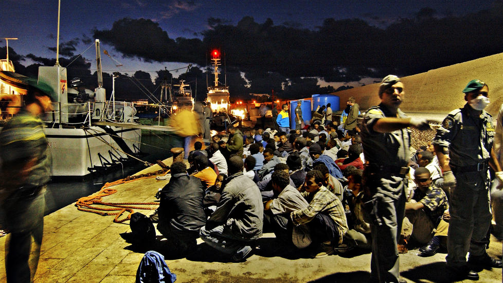 H�PETS �Y: B�tflyktninger fra hele Afrika havner p� den lille Italienske �ya Lampedusa. De har en dr�m om ett bedre liv i Europa. Den italienske forfatteren Fabrizio Gatti kastet seg i havet og ble plukket opp som immigrant for � se hva som skjer med disse menneskene etter at de er kommet i land. 
Foto: AGNETE BRUN/Dagbladet