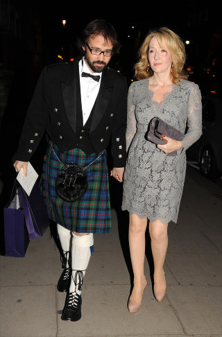 I godt selskap: Rowling og ektemannen Neil Murray p� vei til selskap hos Elton John i oktober 2010. Foto: Stella Pictures