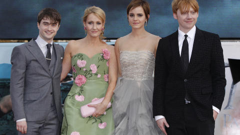 Suksessoppskrift: Daniel Radcliffe, J. K. Rowling, Emma Watson og Rupert Grint har bidratt til hverandres verdenssuksess. Her er de i London i juli 2011, p� premieren p� den siste Harry Potter-filmen, �Harry Potter og D�dstalismanene &mdash; Del 2�. Foto: Scanpix
