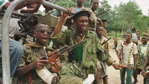 BARNESOLDATER: Simon Manns selskap Executive Outcomes ble blant annet hyret inn for å kjempe mot RUF (Revolutionary United Front) i Sierra Leone. Foto: AP / Enric Marti / NTB Scanpix BARNESOLDATER: Simon Manns selskap Executive Outcomes ble blant annet hyret inn for å kjempe mot RUF (Revolutionary United Front) i Sierra Leone. Foto: AP / Enric Marti / NTB Scanpix