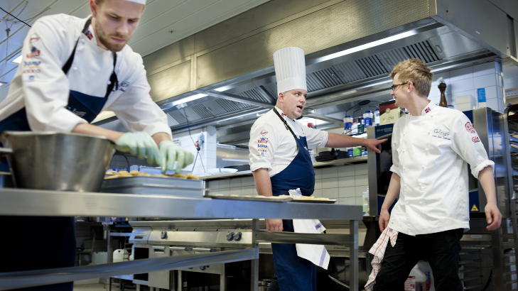 Treningshelg:
Kaptein p� kokkelandslaget Espen Aunaas fra restaurant Credo i Trondheim (i midten), holder kara p� kokkelandslaget i sving. T.v.: Jan Robin Ektvedt fra Strand Restaurant i B�rum. T.h: Karl Erik Pallesen fra Fisketorget i Stavanger, vinner av programmet �Hellstr�ms mesterkokk�. 

 Foto: Benjamin A. Ward / Dagbladet