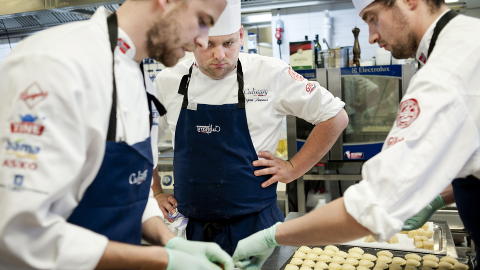 Kokkelandslaget: Her jobber Jan Robin Ektvedt, Espen Aunaas og Morten Sj�vik under varmmatserveringen p� S�rumsand videreg�ende skole.  Foto: Benjamin A. Ward / Dagbladet