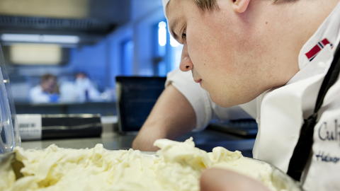 Dessertsjef: Her jobber Halvar Ellingsen , som har hovedansvar for dessertene under hot kitchen i OL.  Foto: Benjamin A. Ward / Dagbladet