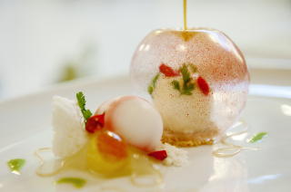 Perfeksjonisme: Til kaldmat-konkurransen i kokke-OL forbereder landslaget slike sm�retter og munnfuller som ser deilige ut, men de f�rreste av dem er spiselige. De skal ligge fremme i over tolv timer p� et bord, s� mange av dem er regelrett innkapslet i gelatin. Foto: Benjamin A. Ward / Dagbladet