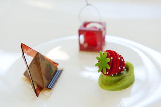 Sm� munnfuller: Til kaldmat konkurransen lager kokkelandslaget petit fours som er for sm� kunstverk � regne.  Foto: Benjamin A. Ward / Dagbladet