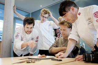 Vurdering: Norges dommer, Steffen
Engelhard (midten) og manager Jostein Medhus (til h�yre) ser n�ye over landslagets varmmat. Landslagskokkene Christopher Davidsen og Karl Erik Pallesen f�lger med.  Foto: Benjamin A. Ward / Dagbladet