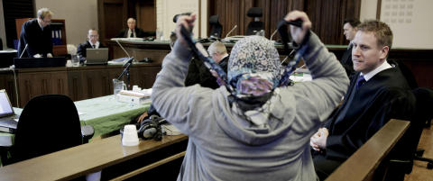 Retten betaler fly og hotell for rom-tiggerne. Statsadvokaten vil fengsle dem s� fort de kommer til Norge