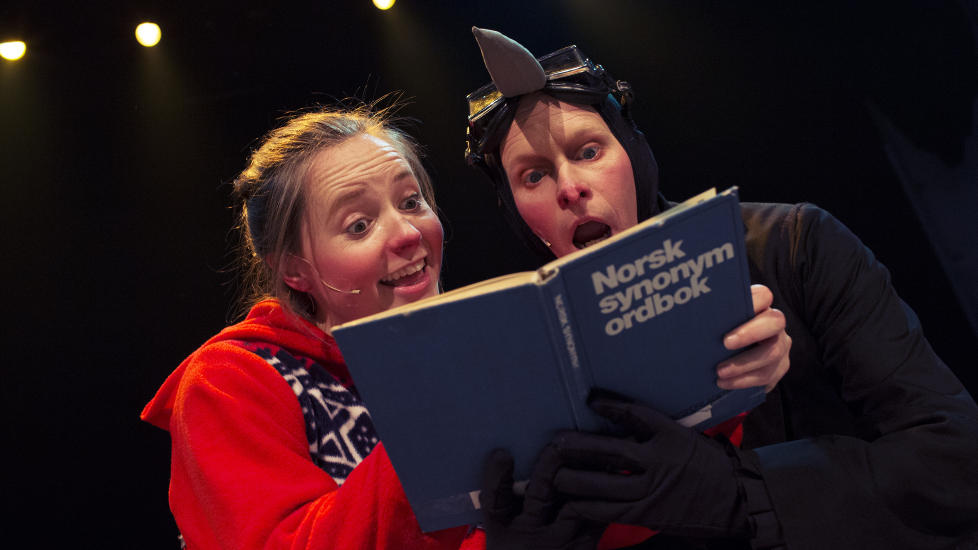 TROFASTE VENNER: Gerda (Katrine Dale) gj�r det hun kan for � redde vennen Kai. Som f�lge f�r hun ei flerspr�klig kr�ke (P�l R�nning). Vennskap er viktig i �Sn�dronningen�. Foto: Fredrik Arff