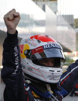 Vettel smadret rivalene og �pnet tittelkampen