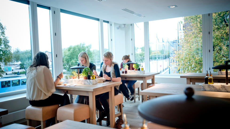 Internasjonal suksess: Den tyske restaurantkjeden Vapiano har kommet til Oslo, til glede for pasta- og pizzaelskere, samt alle som sliter med problemstillingen dele likt eller regne ut n�r regningen kommer. FOTO:Thomas Rasmus Skaug / Dagbladet