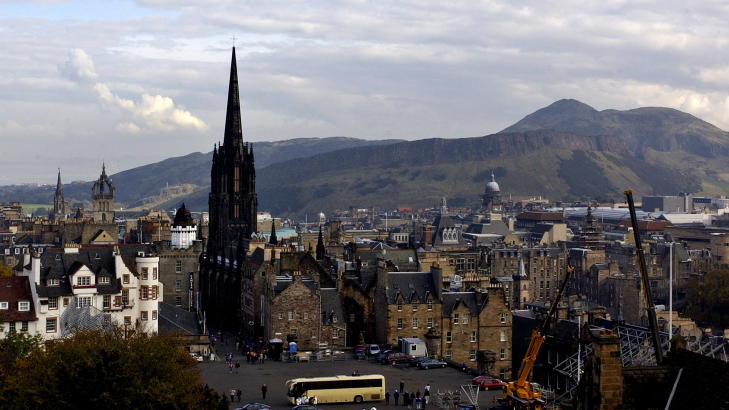 HAV OG HEI: Fra Edinburgh Castle ser du utover byen, havet og heiene som omkranser byen. Foto: FRED A. ASDAL