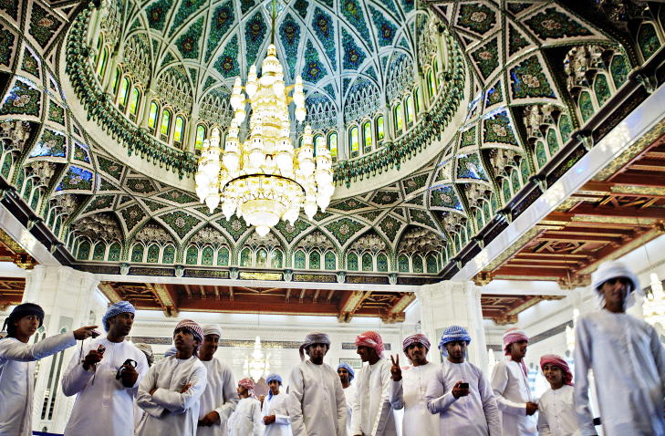 IMPONERENDE: Sultan Qaboos-moskeen er bygd av 300 000 tonn indisk sandstein. I det st�rste b�nnerommet kan 7000 menn be samtidig.  Foto: NINA HANSEN