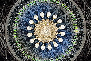 DEKORATIVT: Fra sultan Qaboos store mosk�. Foto: NINA HANSEN