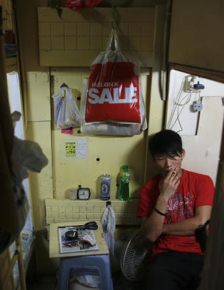 King (18) bor i ei kiste p� 1,4 kvadratmeter