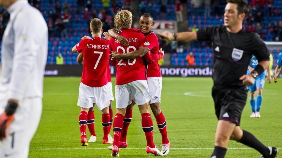 Lykke: 
Joshua King og Alexander Toft S�derlund jubler etter at S�derlund blir felt og skaffer Norge straffespark p� overtid under VM-kvalifiseringskampen i fotball mellom Norge og Slovenia p� Ullevaal stadion tirsdag kveld. Kampen endte 2-1 til Norge. Fredag kan du tippe p� Norges viktige bortekamp  mot Sveits. Foto: Vegard Gr�tt / NTB scanpix.