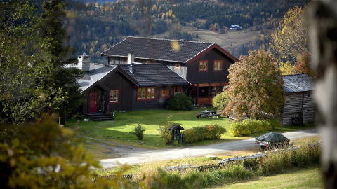 MULIG ÅSTED: Jenta skal ha fortalt i avhør av overgrep skal ha forekommet i ordførerens hus som er avbildet her. Foto: Øistein Norum Monsen / DAGBLADET MULIG ÅSTED: Jenta skal ha fortalt i avhør av overgrep skal ha forekommet i ordførerens hus som er avbildet her. Foto: Øistein Norum Monsen / DAGBLADET