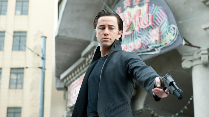 LOOPER: Joseph Gordon-Levitt underholder som leiemorder i �r 2044.