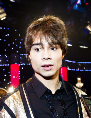 Alexander Rybak forf�lges av kvinnelig fan